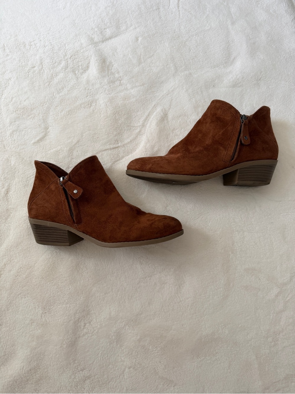 SO Brown Suede Women's Ankle Booties - Classic Side-Zip Style Size 7.5